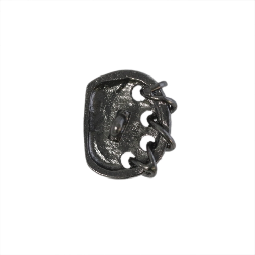 Krobelise pinnaga, põimitud mustriga, kandiline, kannaga metallnööp, 23x19mm; 36L
