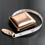 Ise kokku keriv mõõdulint, 1,5m, tollid ja cm, värv: rose gold metallik, SewTasty 253.RG