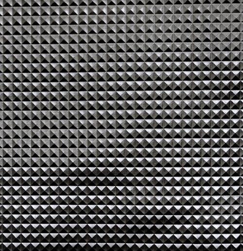 Reljeefse ruudumustriga (pyramid imitatie), metallikläikega kunstnahk, 140cm