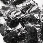 Mustad plastpärlid