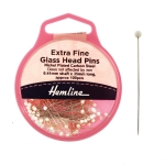 Ekstrapeened normaalpikkusega, väikese klaaspeaga nööpnõelad, u. 100 tk, 35 mm x ø0,41 mm, Hemline 674