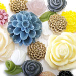 Värvilised kunstvaigust lameda põhjaga lillekujulised kameed erinevas suuruses 12-30mm