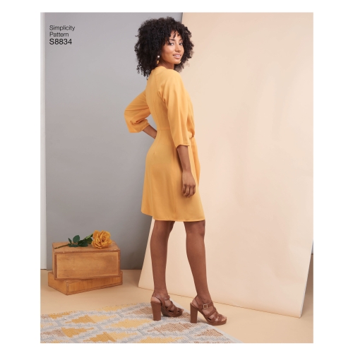 Naiste ja väikesekasvuliste Petite-naiste esilehviga kleit, Simplicity Pattern #S8834 
