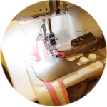Kantinkääntäjän aloitussarja Juki Bernina kiinitystarvikkeet ja 3-kääntävä 28 mm -> 10 mm KL0482 Bias binder Juki on the cover stitch machine