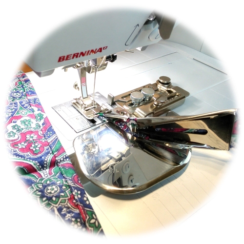 Universaali kantinkääntäjä, sopii laajalti ompelukoneisiin, 4-taittaava, #88 Binder on the Bernina 450