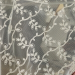 Taimeornamentidega õhuline-läbipaistev, lainelise iluservaga, kardinakangas, 3m kõrge, UA6174 