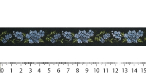 Mustal paelal helesinised lilled