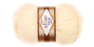 Pehme villasisaldusega lõng, kreemjasvalge