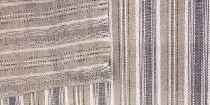 Triibumustriga kangas, linatooni taustal hallid-valged triibud