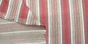 Triibumustriga kangas, linatooni taustal punased-valged triibud
