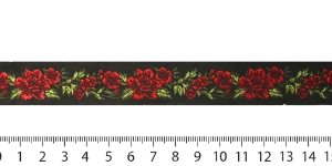 Mustal paelal punased lilled