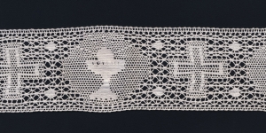 Puuvillane vahepitspits kirikusümboolikaga, 1048-01 laiusega 5,5cm, värv valge