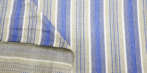 Triibumustriga kangas, linatooni taustal sinised-valged triibud