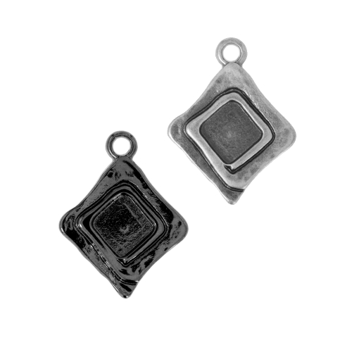 Metallist, ruudukujuline, reljeefse mustriga riputis, aasataolise auguga, suuruses 20x3mm