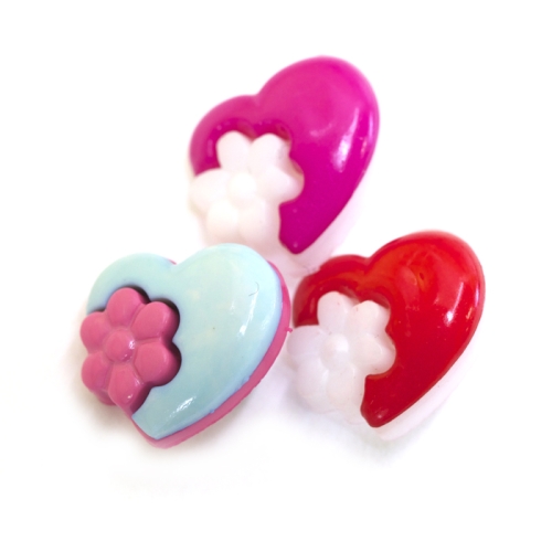 Värviline plastikust südamekujuline nööp 15x4mm