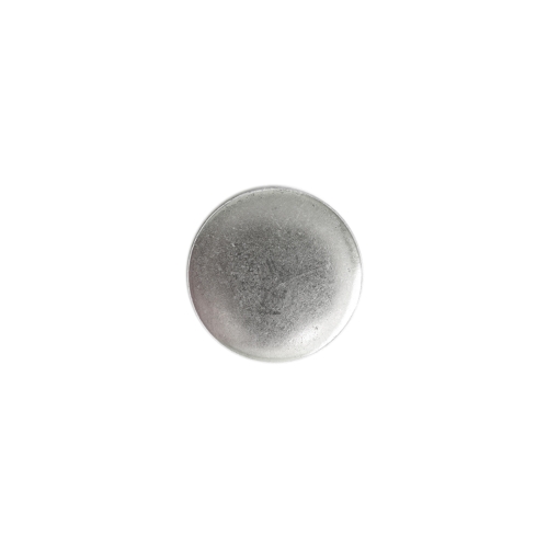 Ümar, kergelt kumerate servadega, lameda pinnaga, kannaga metallnööp, 18mm/28L