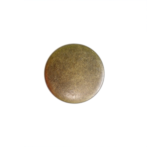 Ümar, kergelt kumerate servadega, lameda pinnaga, kannaga metallnööp, 18mm/28L