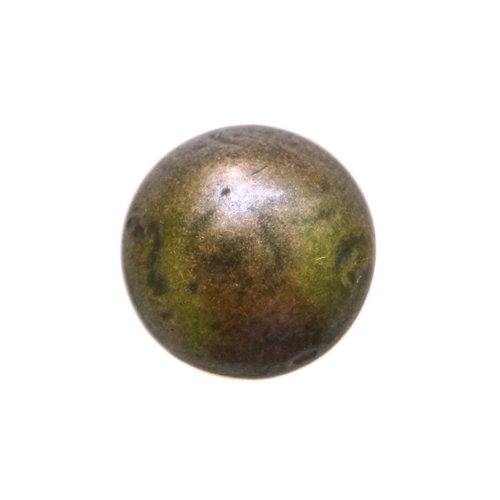 Ümar, kumera pinnaga, õrnalt lopergune, reljeefse kulunud mustriga, kannaga metallnööp, 23mm/36L