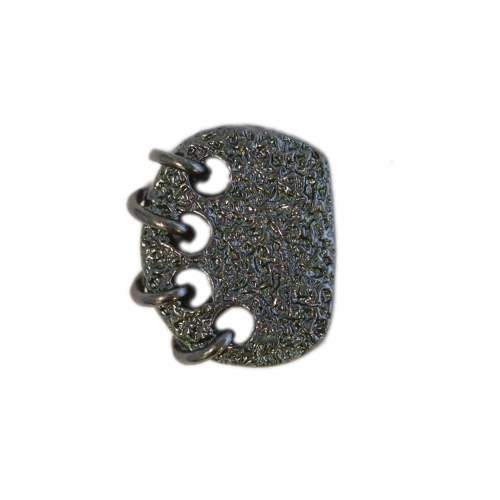 Krobelise pinnaga, põimitud mustriga, kandiline, kannaga metallnööp, 23x19mm; 36L