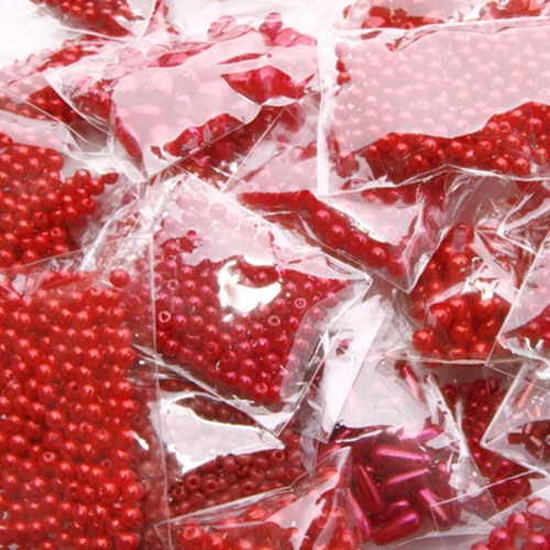Punased plastpärlid