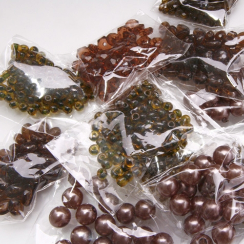 Pruunid plastpärlid