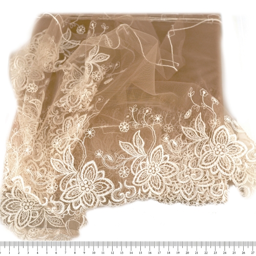 Tüllile tikitud pits, 23 cm