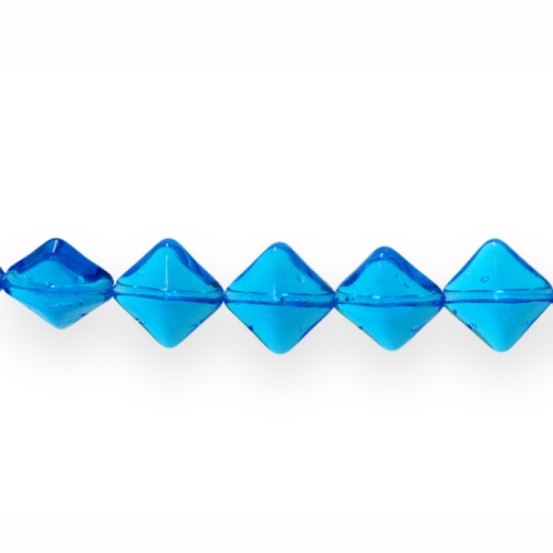 Lapik ruudukujuline pikuti läbistatud auguga 12x12x4mm klaashelmes 