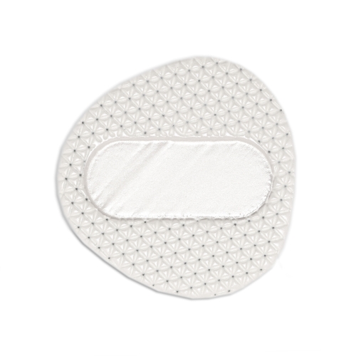 Suur, reljeefse ornamendimustriga plastikust, kolmnurkne kannaga nööp 43 mm, suurus: 60L