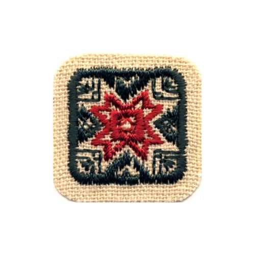 Ruudukujuline, väike linasest riidest rahvusornament 2,7cm