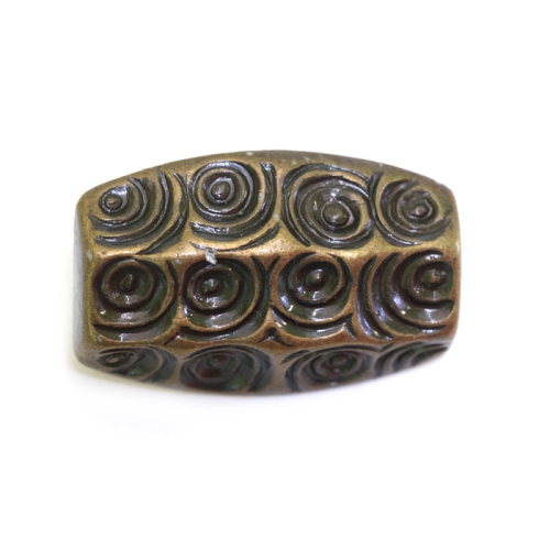 Metallilaadsest plastikust, reljeefse mustriga, kandiline kannaga nööp 27mm x 18mm, 42L