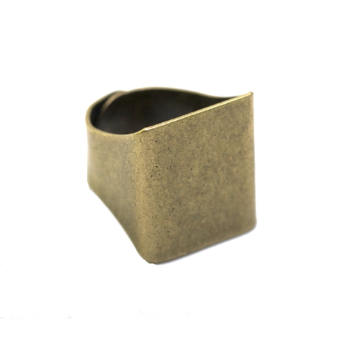 Sõrmusetoorik suure kandilise plaadiga / 20 x 18mm