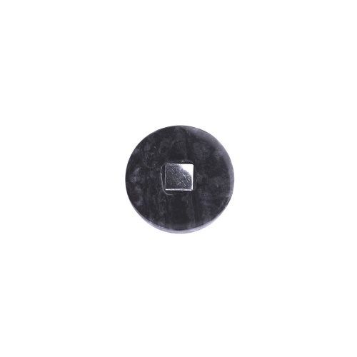 Metallist ruudukujulise keskosaga, lame, metallkannaga plastiknööp, 18mm, 28L