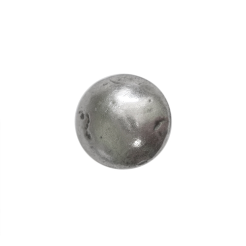 Ümar, kumera pinnaga, õrnalt lopergune, reljeefse kulunud mustriga, kannaga metallnööp, 18mm/28L