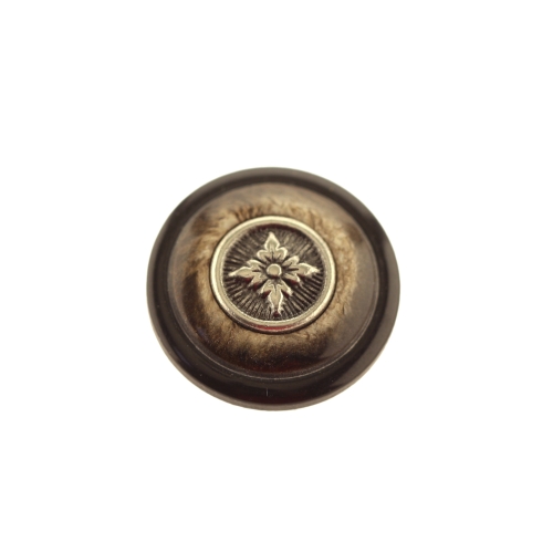 Reljeefse ornamendiga, metallkanna ja keskosaga nööp ø23 mm, suurus: 36L
