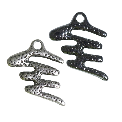 Metallist, abstraktse kujuga, reljeefse mustriga riputis, aasataolise auguga, suuruses 30x25x3mm
