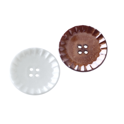 Reljeefse ääremustriga, kausjas, nelja auguga plastiknööp, 23mm, 36L