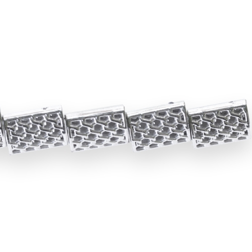 Ristkülikukujulised, lapikud, reljeefse mustriga metallilaadsed plastikhelmed 15 x 1 1x 7mm