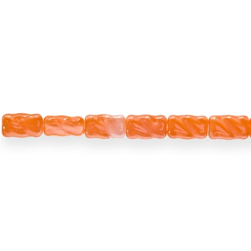 Lapik ristkülikukujuline pikuti läbistatud reljeefsete triipudega piimjas 13x 8mm klaashelmes