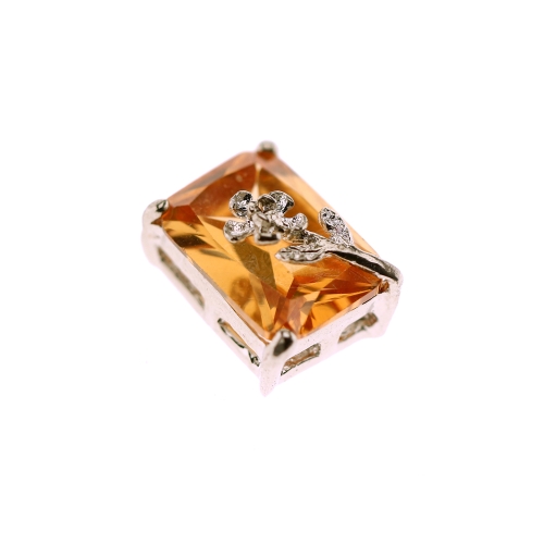 Lillelise metallümbrisega, ristkülikukujulised klaaskristallid, pikuti ja laiuti läbistatud auguga, 15x10mm