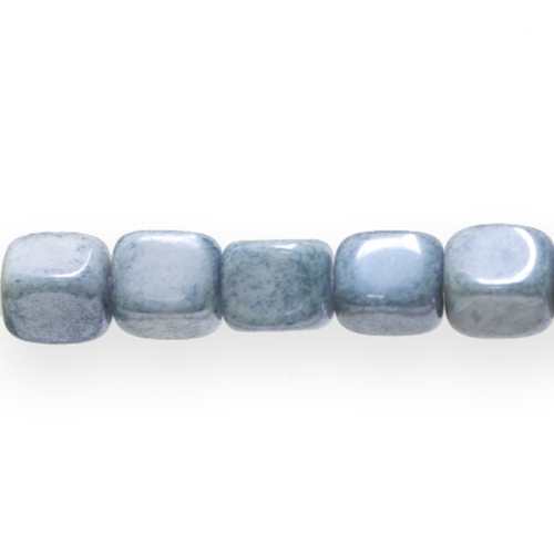 Kuubikukujuline keskelt risti läbistatud auguga (Jablonex) 8x7mm klaashelmes 