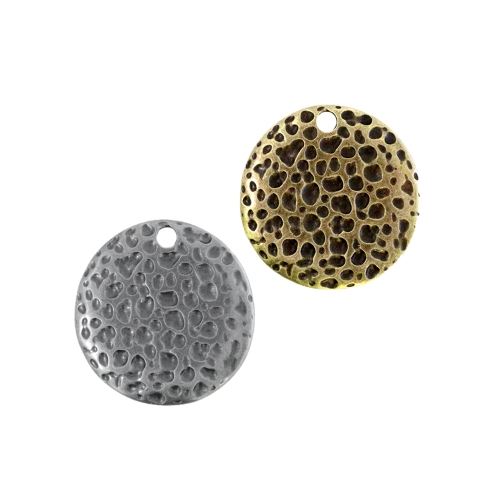 Metallist, medaljonitaoline, reljeefse mustriga riputis, ülalt risti auguga, suuruses 24x3mm